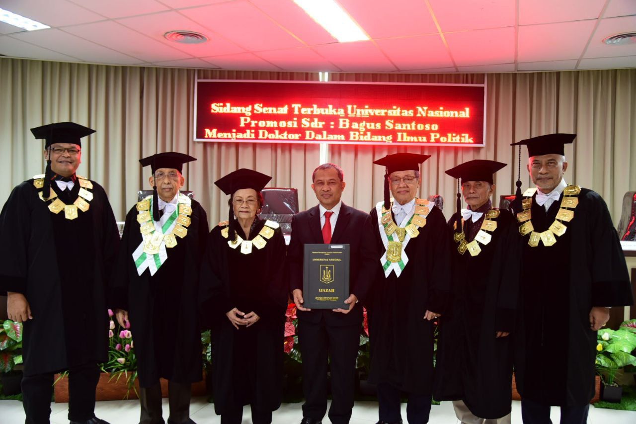 Bagus Santoso (tengah) usai sidang