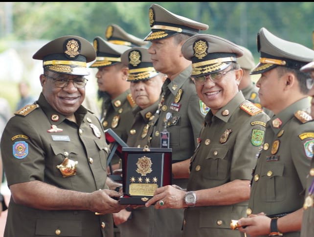 Bupati HM Wardan saat terima penghargaan Karya Bhakti Peduli Satpol PP