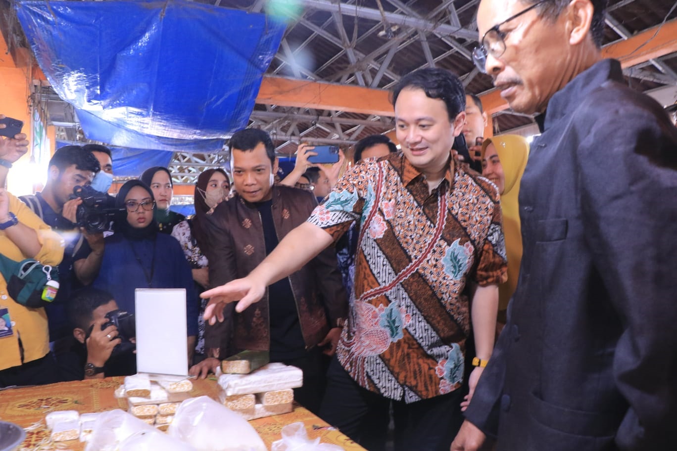 Pj Wali Kota Pekanbaru Muflihun mendampingi Wamendag Jerry Sambuaga (sedang menunjuk) memantau harga bahan pokok di Pasar Limapuluh, Sabtu (11/2/2023). Foto: Istimewa.