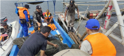 Tim terpadu tertibkan jaring kelambu di Danau Singkarak