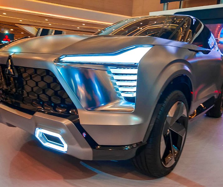 Tampilan keren mobil Mitsubishi XFC Concept di Mal Living World Pekanbaru, Senin (6/3/2023). Foto: Istimewa.