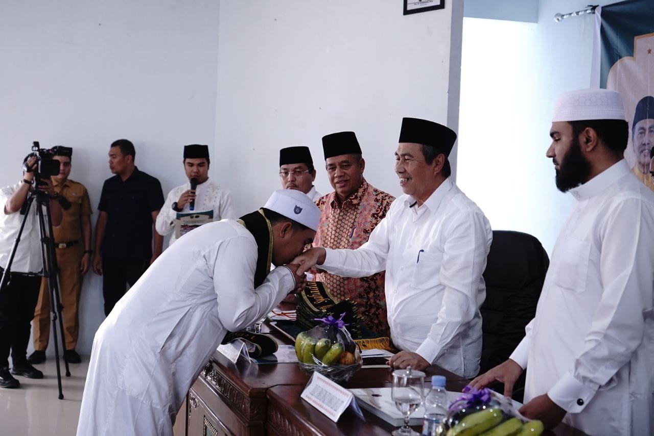 Penyerahan sertifikat pada santri Maqari