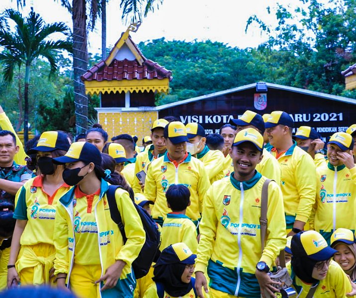 Pj Wali Kota Pekanbaru Muflihun saat melepas atlet Porprov 2022 lalu. Foto: Istimewa.