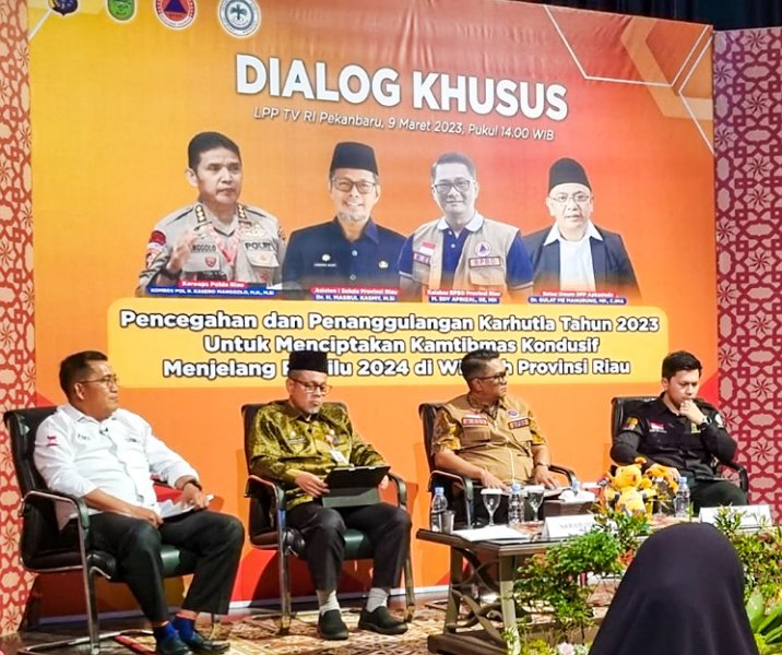 Dit Intelkam Polda Riau Kombes Pol Sutrisno, Asisten I Setdaprov Riau, Kalaksa BPBD Riau M Edy Afrizal, Apkasindo Riau dalam dialog khusus tentang pencegahan dan penanggulangan karhutla di Pekanbaru, Kamis (9/3/2023). Foto: Istimewa.