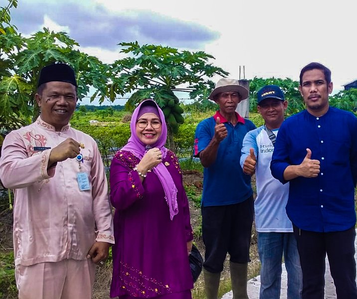 Kepala Disketapang Pekanbaru El Syabrina usia meninjau kawasan siCANTIG di Rumbai Barat, Jumat (10/3/2023). Foto: Istimewa.