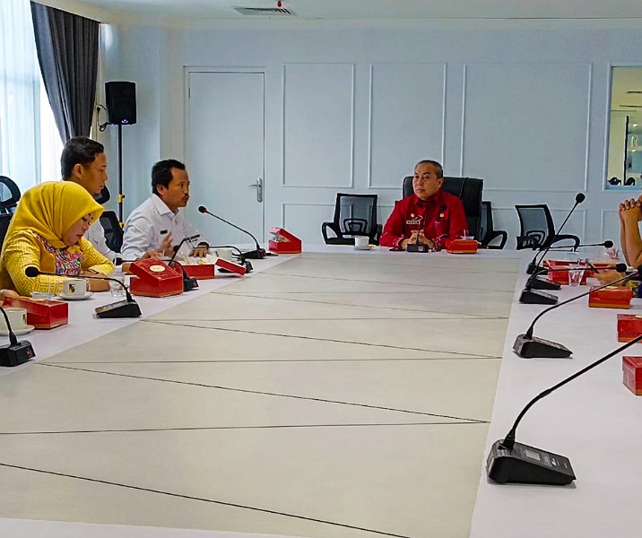 Plt Asisten III Setdako Pekanbaru Syoffaizal saat rapat dengan rombongan Setjen DPD RI pada 9 Maret 2023. Foto: Istimewa.