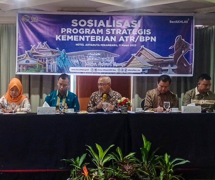 Anggota Komisi II DPR RI Arsyadjuliandi Rachman (tengah) berdiskusi dengan Kepala BPN Pekanbaru Memby saat Sosialisasi Program Strategis Kementerian ATR/BPN di Hotel Aryaduta, Sabtu (11/3/2023). Foto: Surya/Riau1.