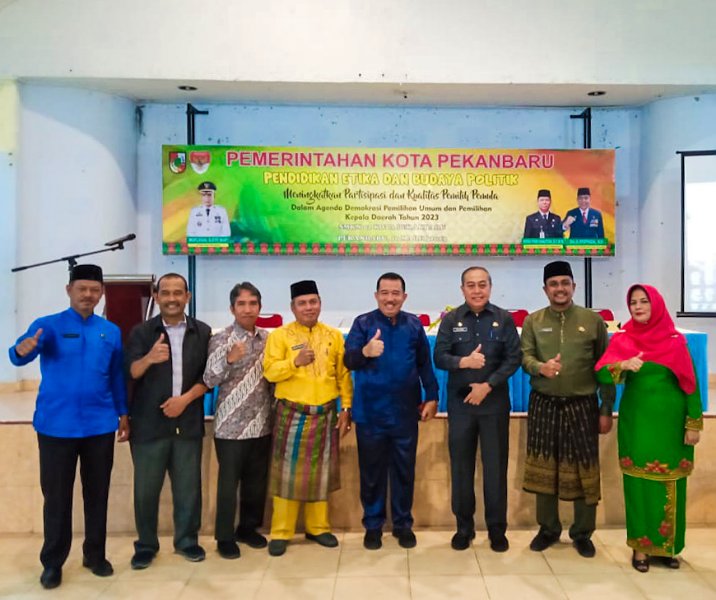 Kepala Badan Kesbangpol Pekanbaru Syoffaizal (tiga dari kiri) usai sosialisasi Pemilu ke pemilih pemula beberapa hari lalu. Foto: Istimewa.