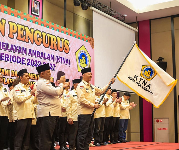 Indra Pomi Nasution mengibarkan bendera KTNA usai dilantik sebagai ketua periode 2022-2027 di Hotel The Zuri, Sabtu (11/3/2023). Foto: Istimewa.