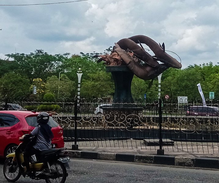 Tugu Selais, salah satu ikon Kota Pekanbaru sedang diperbaiki. Foto: Surya/Riau1.