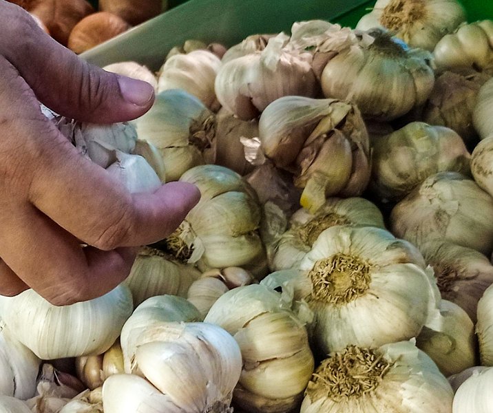 Dagangan bawang putih di salah satu supermarket di pusat perbelanjaan modern di Pekanbaru. Foto: Surya/Riau1.