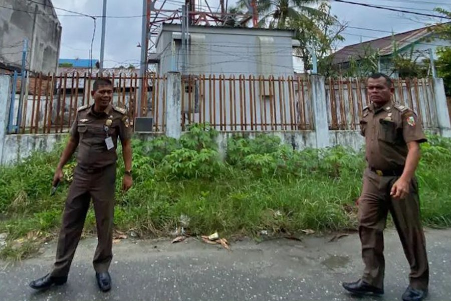 Petugas Satpol PP Pekanbaru saat mengecek lokasi menara telekomunikasi yang mendapat keluhan warga di Sigunggung pada 13 Maret 2022. Foto: Istimewa.