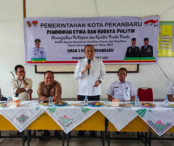 Kepala Badan Kesbangpol Pekanbaru Syoffaizal saat sosialisasi Pemilu 2024 ke pemilih pemula. Foto: Istimewa.