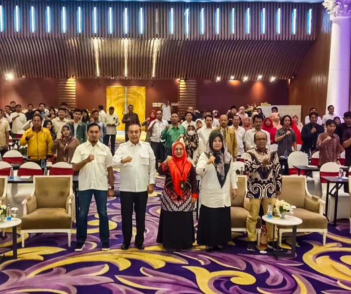 Kepala Badan Kesbangpol Pekanbaru Syoffaizal foto bersama mahasiswa dan tokoh masyarakat dalam kegiatan sosialisasi pencegahan radikalisme dan terorisme di Hotel Royal Asnof, Rabu (15/3/2023). Foto: Istimewa.