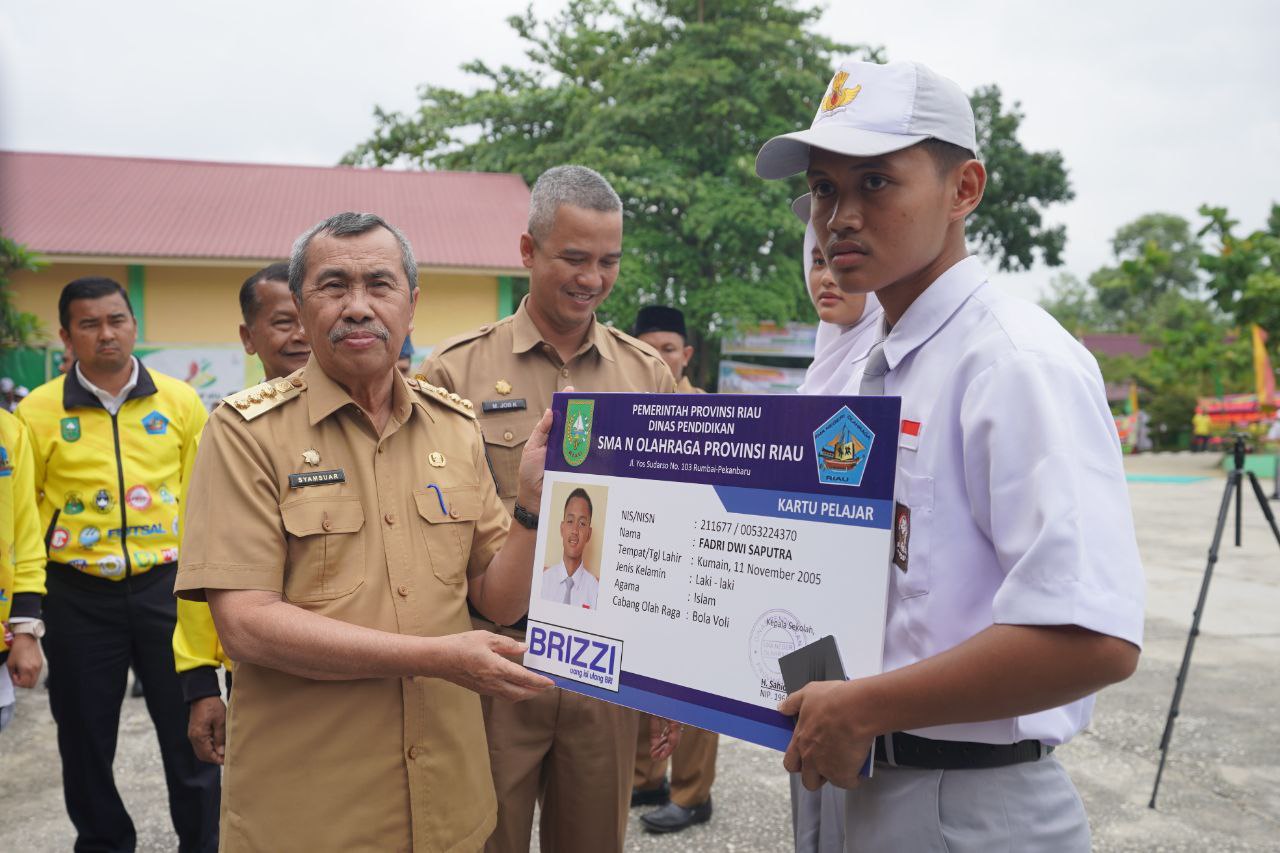 Penyeraha kartu pelajar berbasis uang elektronik secara simbolis