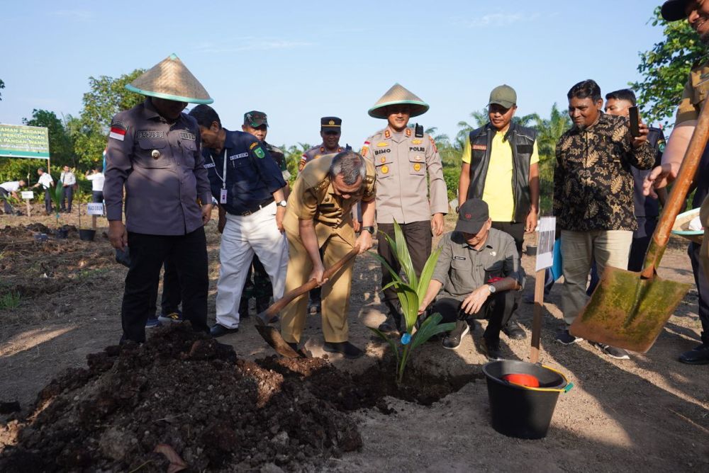 Penanaman kelapa pandan wangi di SMKN 1 Rupat