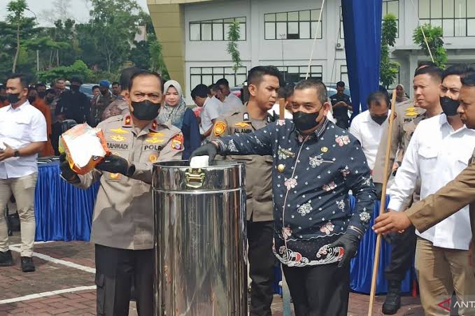Pemusnahan sebagian barang bukti sabu di Mapolda Riau