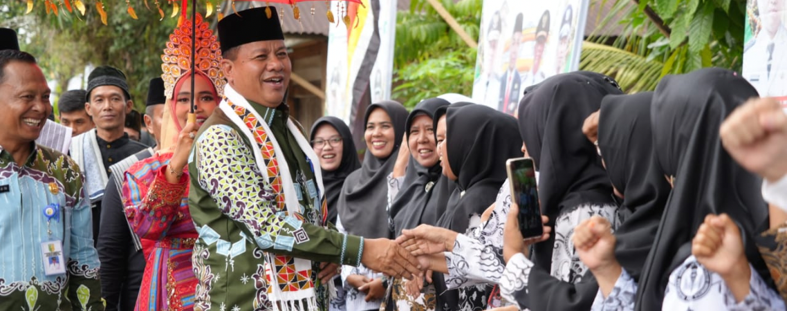 Plt Bupati Kuansing, Drs Suhardiman Amby disambut masyarakat Gunung Toar
