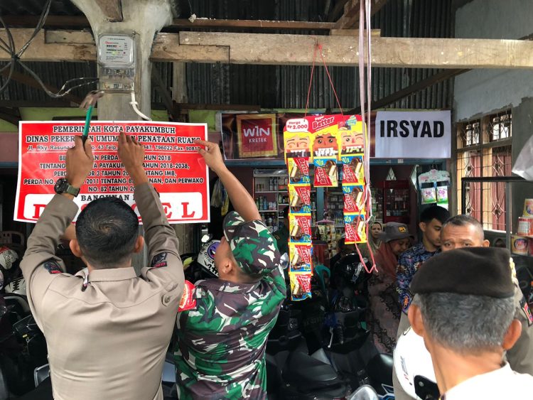 Saat proses penyegelan berlangsung (Foto: Katasumbar)