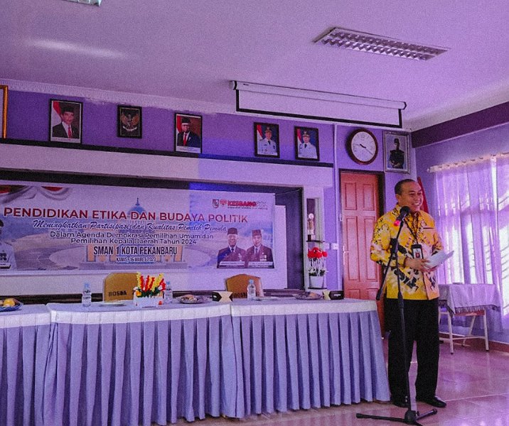 Kepala Badan Kesbangpol Pekanbaru Syoffaizal saat pidato di acara Pendidikan dan Etika Politik pada 16 Maret 2023. Foto: Istimewa.
