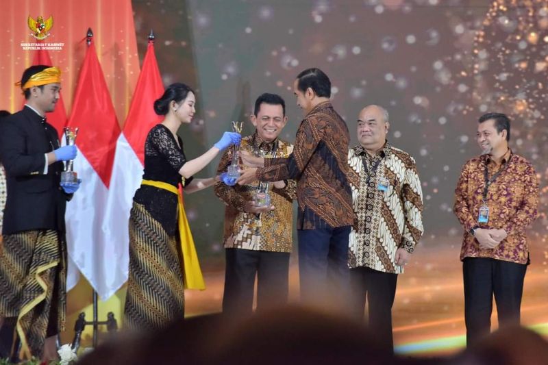 Gubernur Kepulauan Riau H. Ansar Ahmad saat terima penghargaan dari Presiden Jokowi