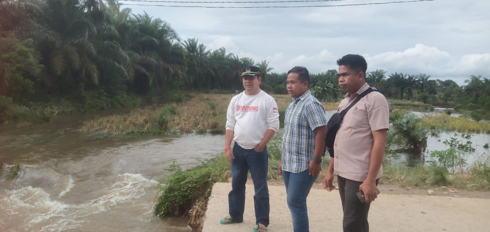 Wakil Ketua DPRD Riau, Syafaruddin Poti tinjau akses jalan yang putus