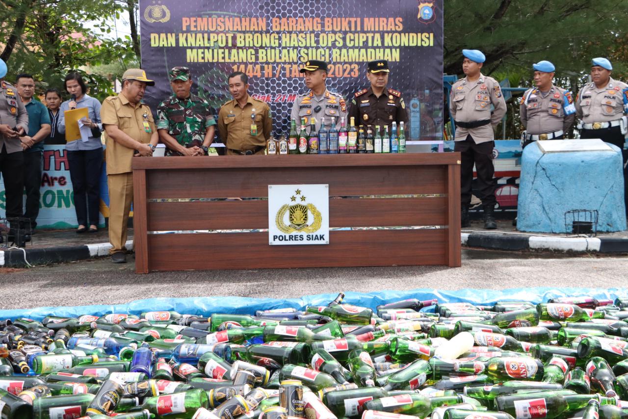 Pemusnahan  Ratusan Minuman Keras dan Puluhan Knalpot Brong