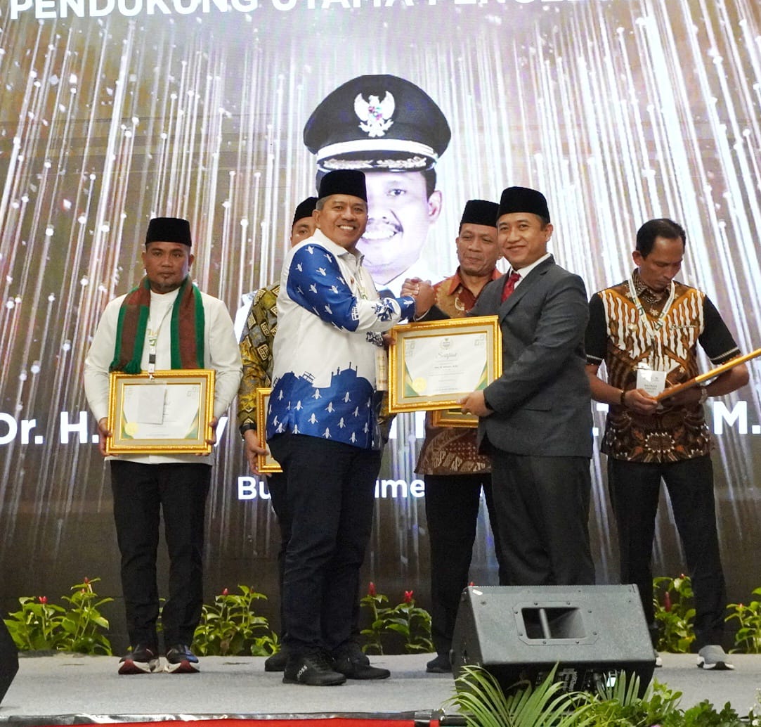 Bupati Alfedri saat terima penghargaan pada BAZNAS Award 2023