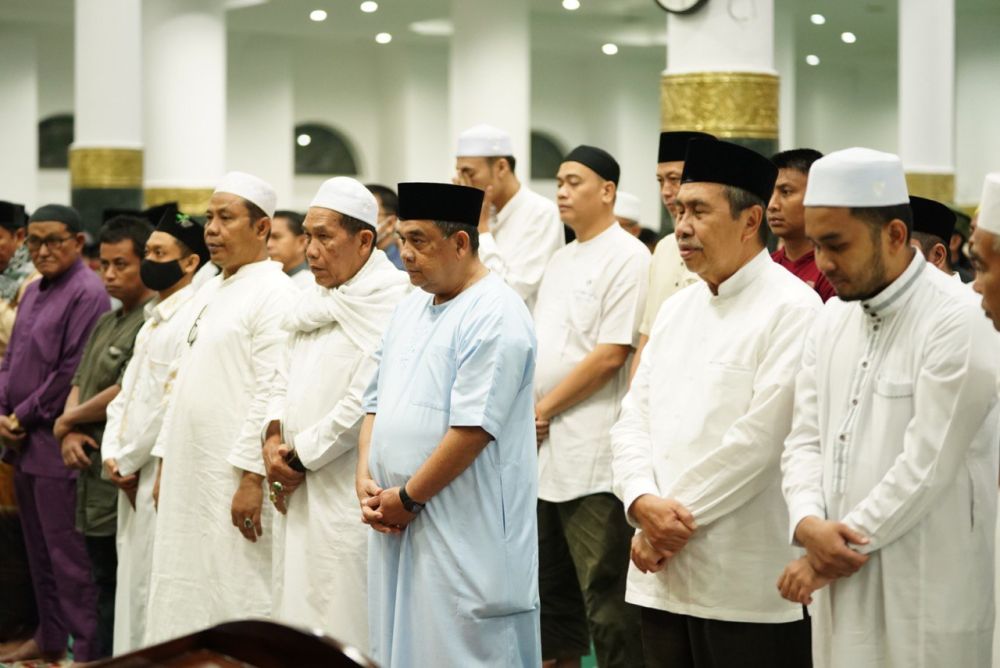 Gubri Syamsuar dan Wakil Gubernur Edy Natar bersama jamaah di Masjid Raya Annur