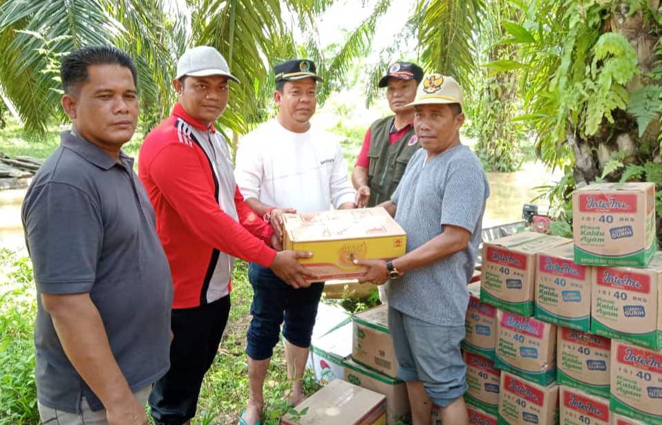 Waka DPRD Riau, Syafaruddin Poti salurkan bantuan bagi warga terdampak banjir di Rokan Hulu
