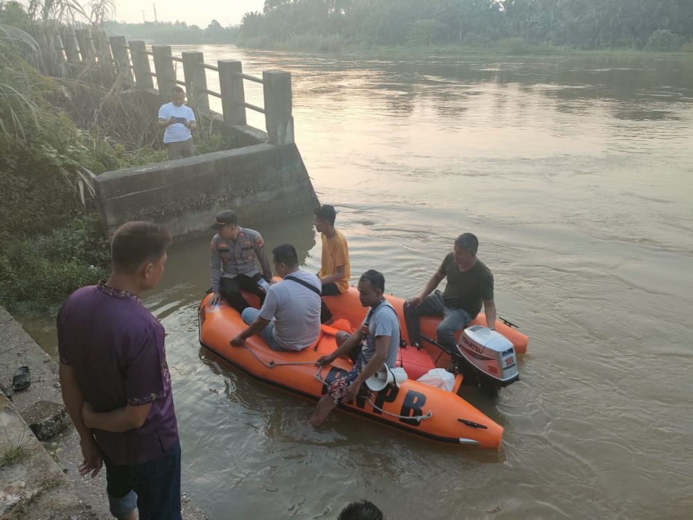 Tim SAR Pekanbaru dalam proses pencarian korban tenggelam di sungai Kampar