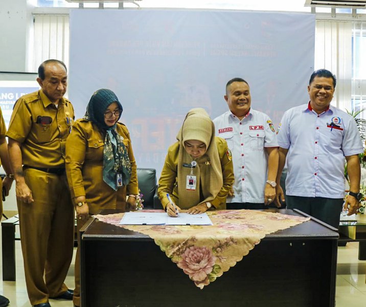Kepala Dispusip Pekanbaru Erna Juita menandatangani PKS dengan LPM. Foto: Istimewa.