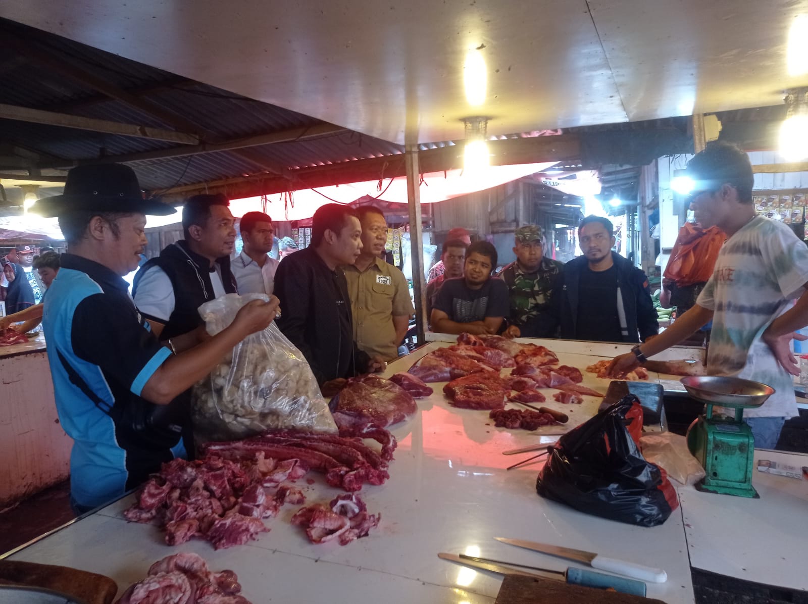 Pj Wali Kota Pekanbaru Muflihun didampingi Kepala Disperindag Zulhelmi Arifin saat mengecek harga daging di Pasar Cik Puan pada 12 Maret 2023. Foto: Surya/Riau1.
