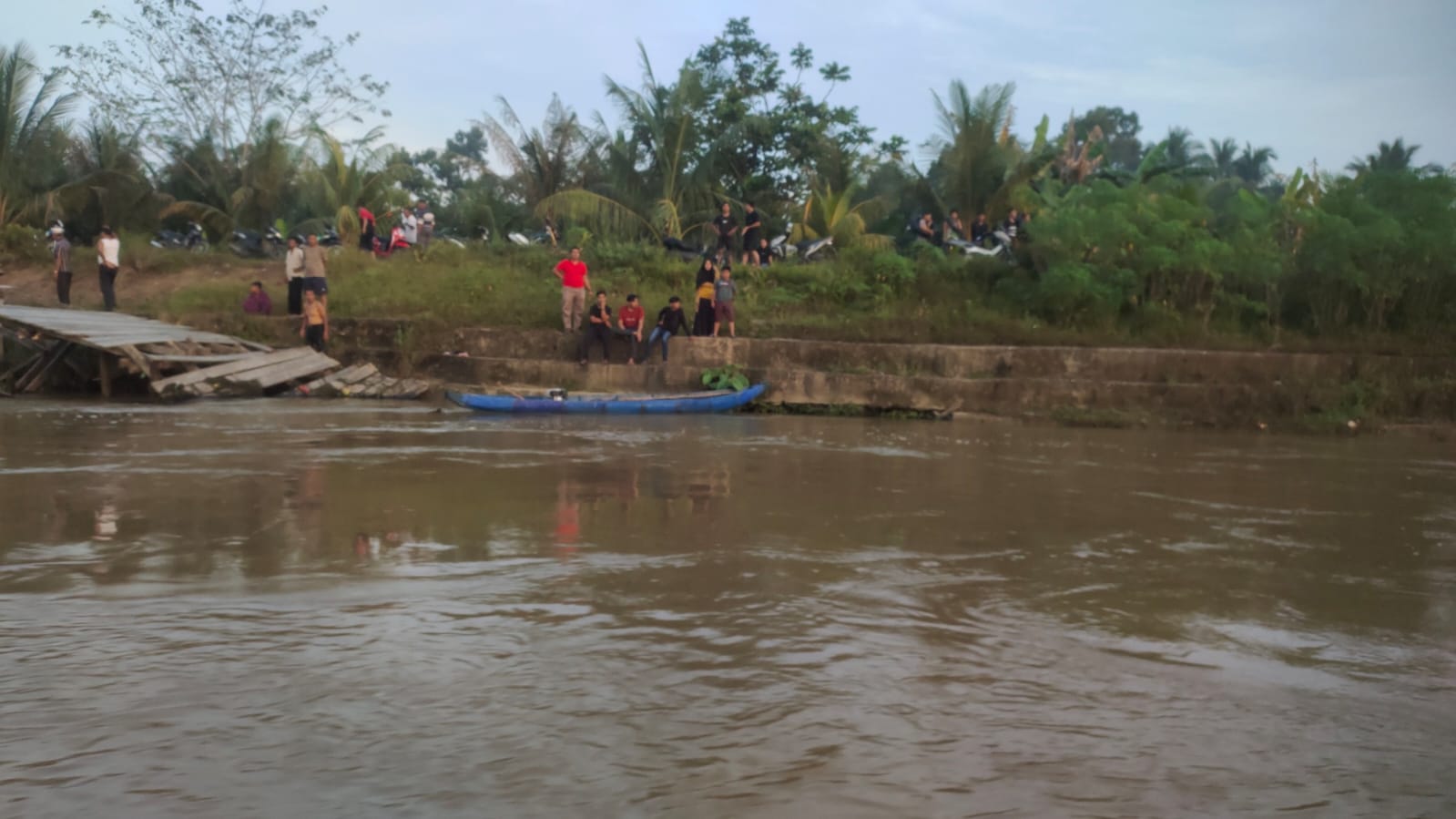 Pencarian bocah yang tenggelam di sungai Kampar