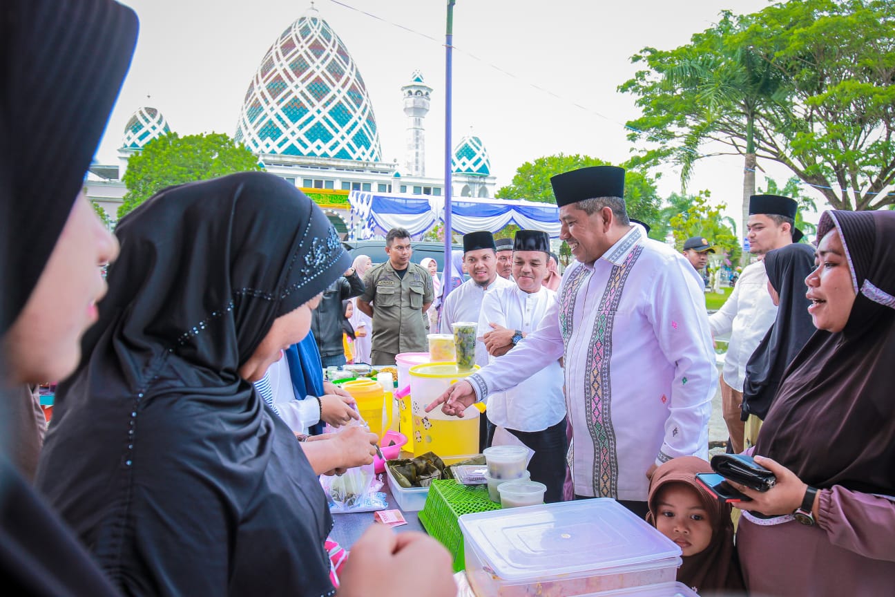 Bupati Siak, Alfedri belanja bukaan di pasar Ramadhan