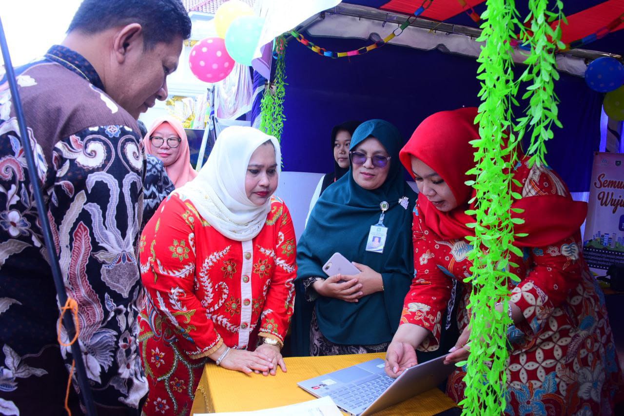 Bupati Bengkalis, Kasmarni tinjau stand Forum Anak Kabupaten Bengkalis