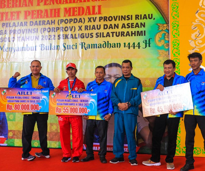 Pj Wali Kota Pekanbaru Muflihun foto bersama para atlet penerima bonus pada 21 Maret 2023. Foto: Istimewa.