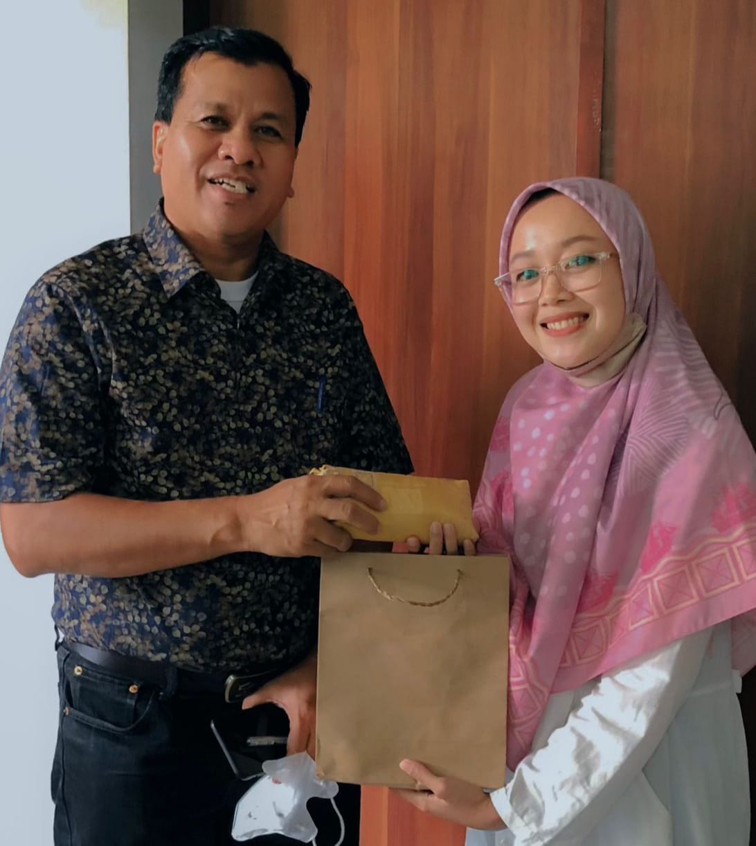 Plt Bupati Suhardiman Amby saat diperkenalkan produk hijab yang akan budaya Kuansing