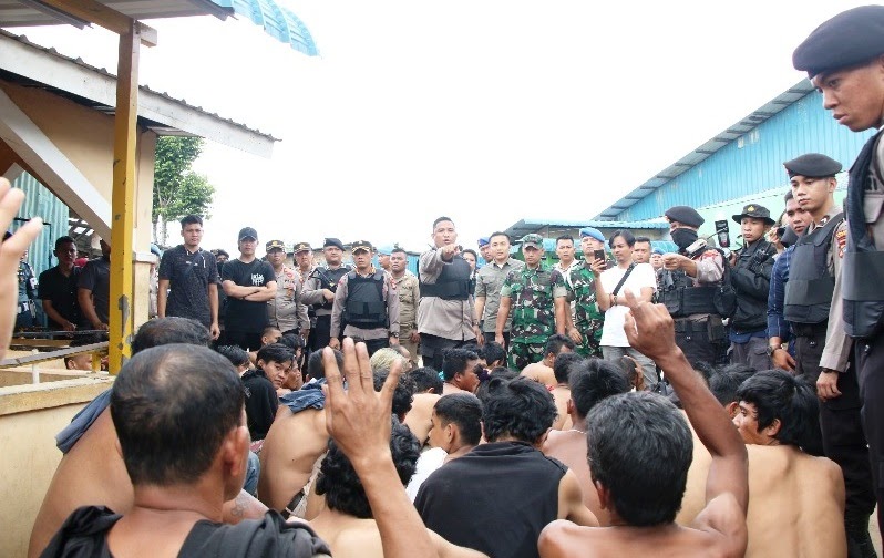 Saat penggrebekan Kampung Aceh di Kota Batam