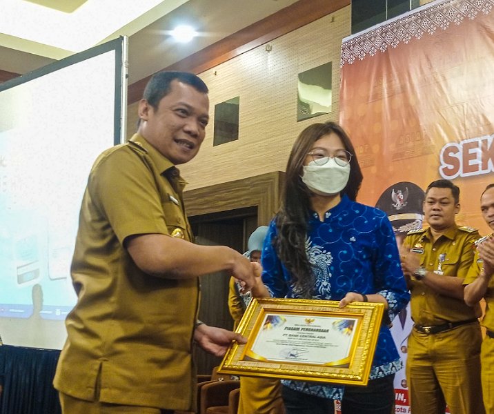 Pj Wali Kota Pekanbaru Muflihun memberikan sertifikat penghargaan kepada perwakilan BCA atas pembayar PBB tertinggi pada 21 Maret 2023 di Hotel Pangeran. Foto: Surya/Riau1.