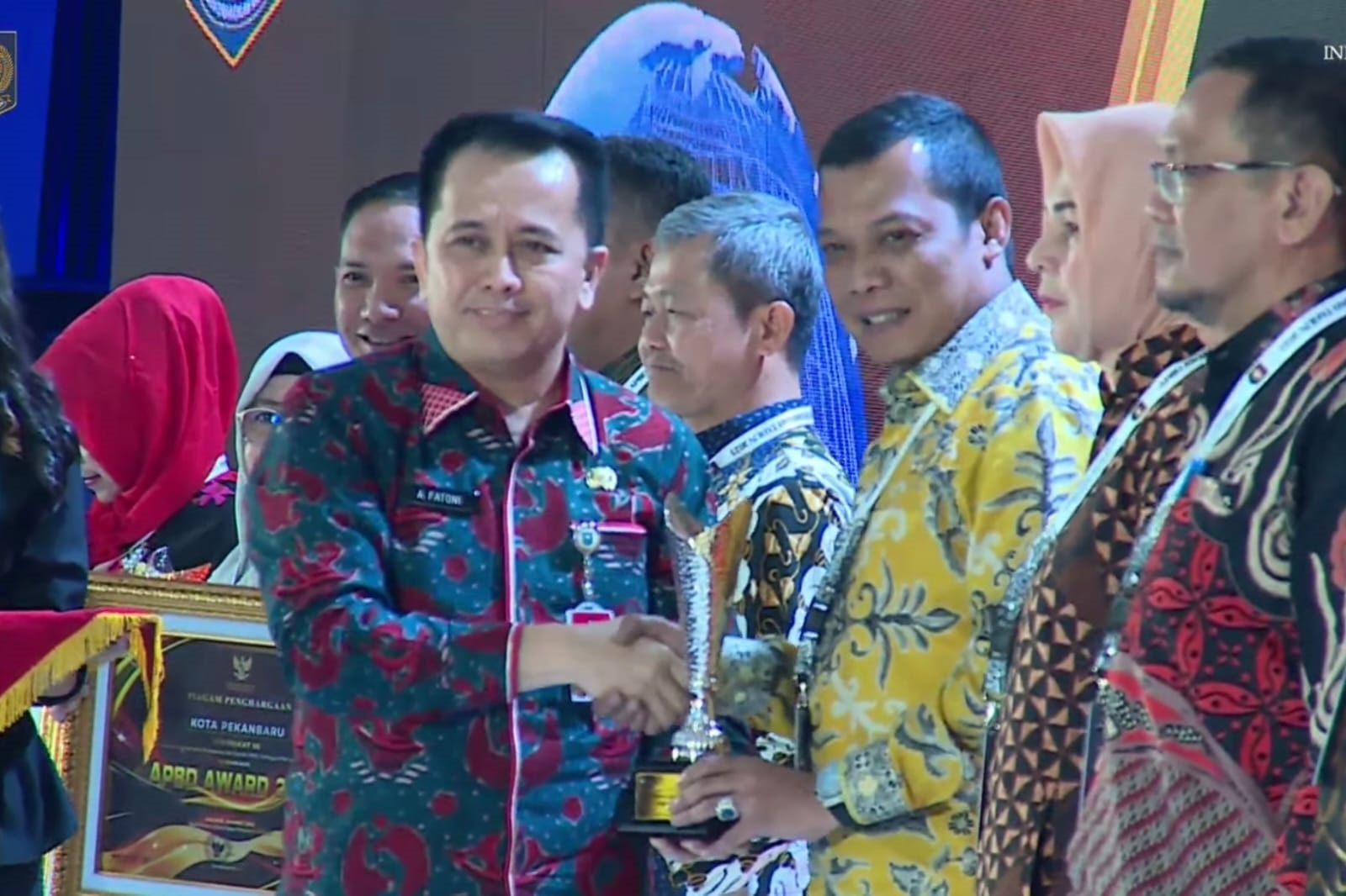 Pj Wali Kota Pekanbaru Muflihun dan Kepala Bapenda Alek Kurniawan menerima penghargaan di APBD Award 2023 dari Kemendagri di Jakarta, Kamis (16/3/2023). Foto: Istimewa.