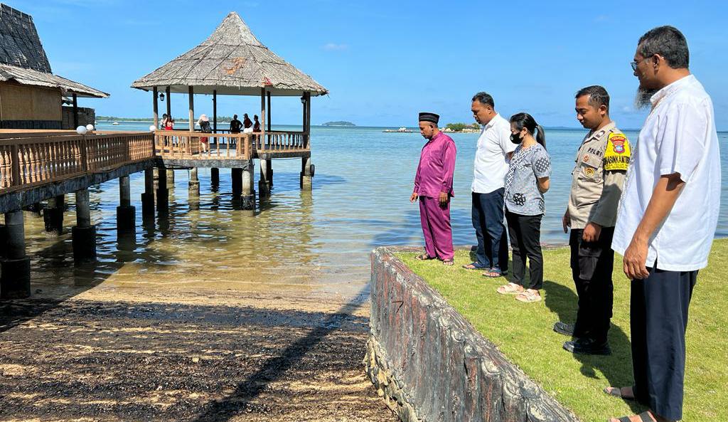 Kawasan pantai terdampak limbah minyak