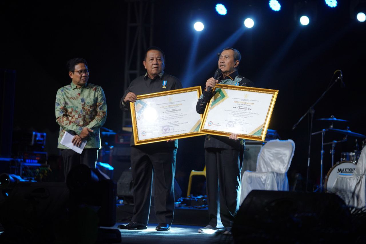 Gubernur Riau, Syamsuar saat terima penghargaan Menteri Desa PDTT Abdul Halim Iskandar