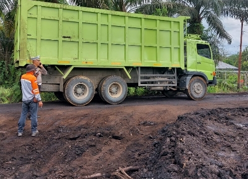 Kerusakan jalan di Indragiri Hulu