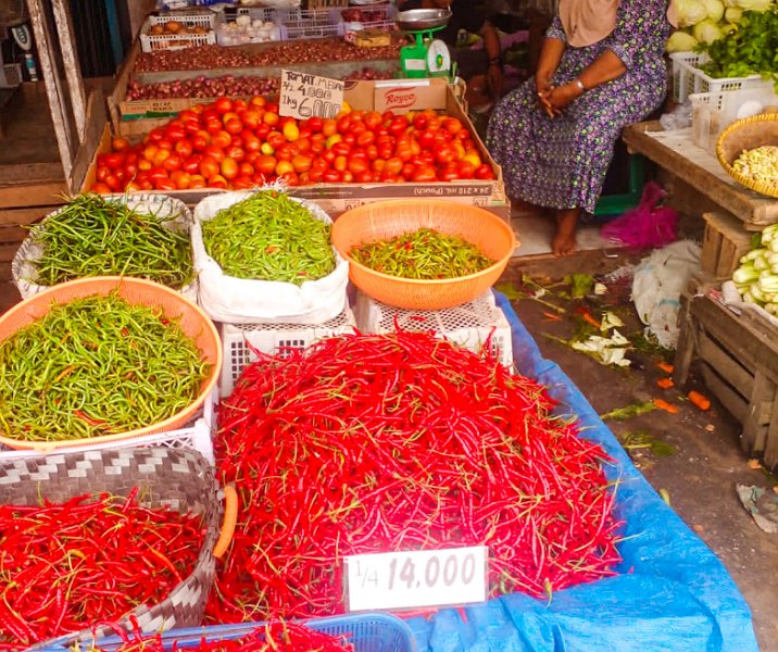 Dagangan cabai dan bawang di salah satu pasar tradisional di Pekanbaru. Foto: Istimewa.