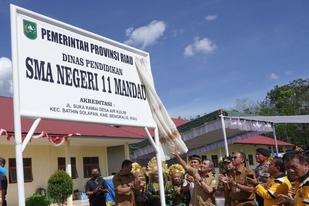 Gubri Syamsuar buka papan nama SMAN 11 Mandau.