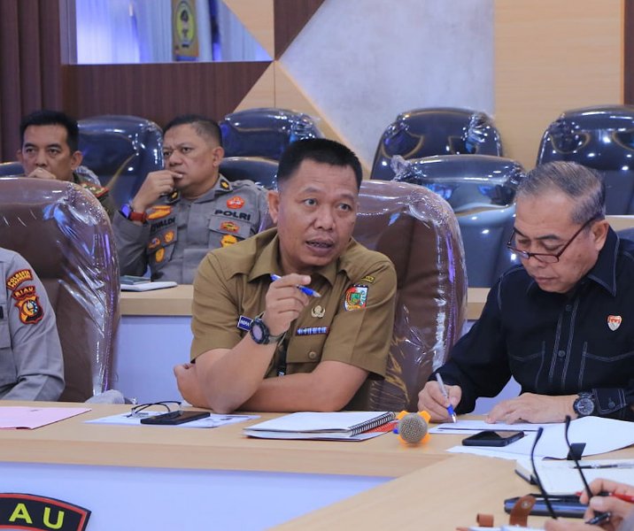 Sekdako Pekanbaru Indra Pomi Nasution saat rapat pembahasan pengungsi Rohingya di Mapolresta pada 27 Maret 2023. Foto: Istimewa.