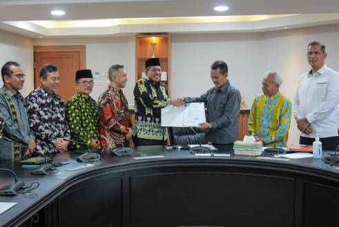Penyerahan dokumen pengusulan Tengku Buwang Asmara sebagai pahlawan nasional ke Kementerian Sosial RI