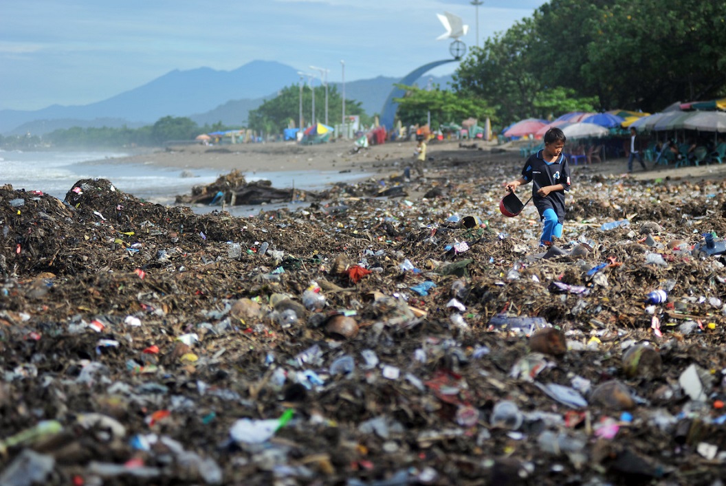 Sampah di pantai Padang