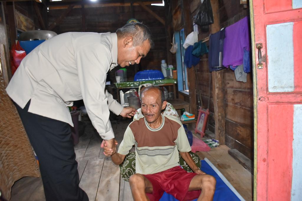 Pj Bupati Kampar, Dr Kamsol saat kunjungi warga kurang mampu
